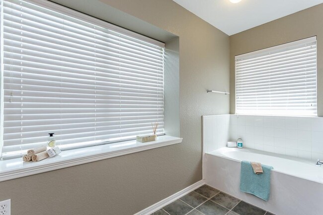 Building Photo - 15230 Ledgewood Park Dr