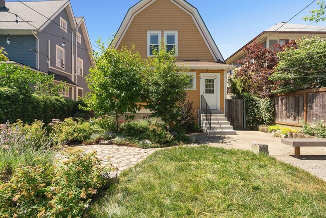 Building Photo - 1518 SE Poplar Ave