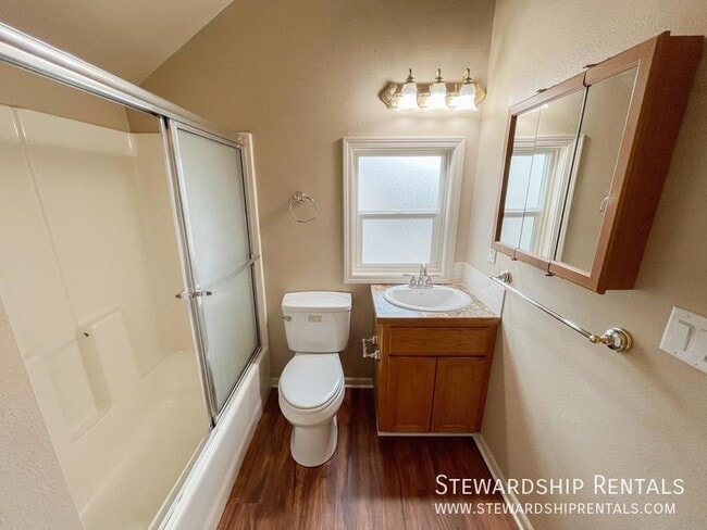 Building Photo - 1472 E 19th Ave