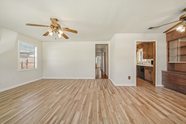 Building Photo - 602 N Circle Dr