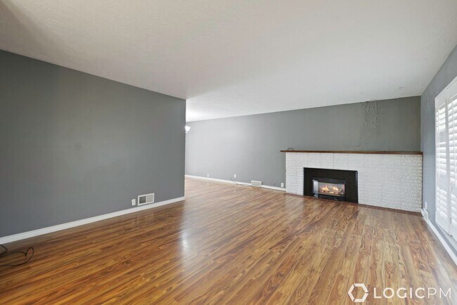 Building Photo - 1305 Henderson Dr