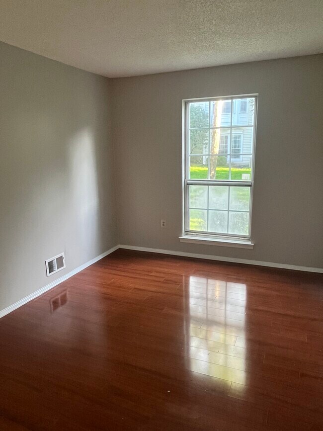 Building Photo - 27 Lindsey Ct