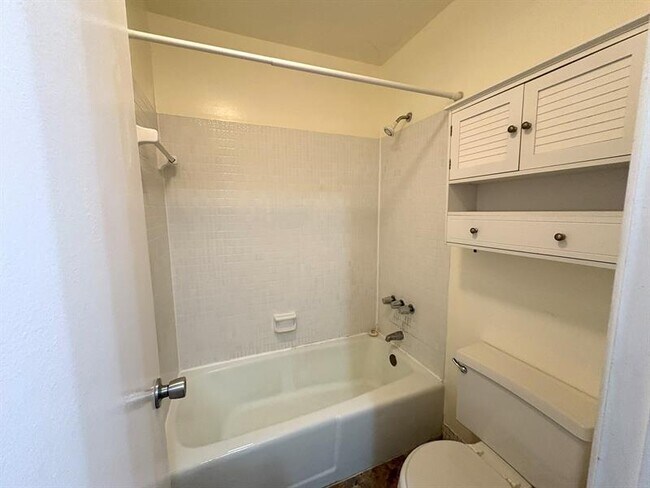 Building Photo - 120 Cypress Club Dr