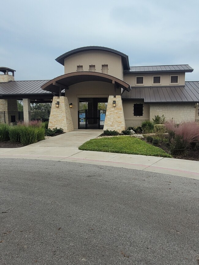 Building Photo - 105 Riverhill Dr