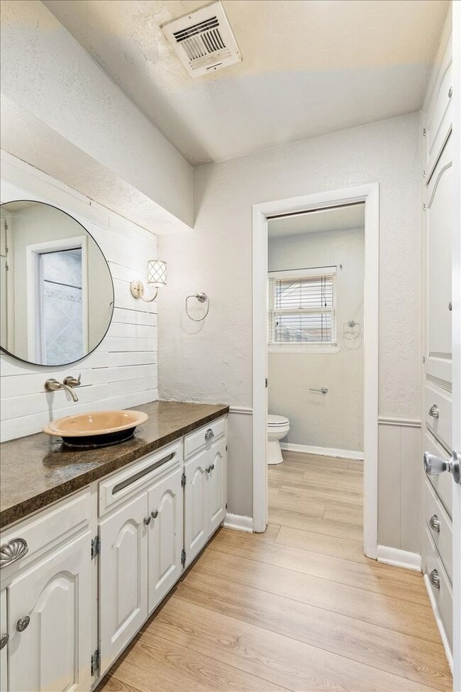 Building Photo - 7522 NW Stonegate- AVAILABLE NOW!