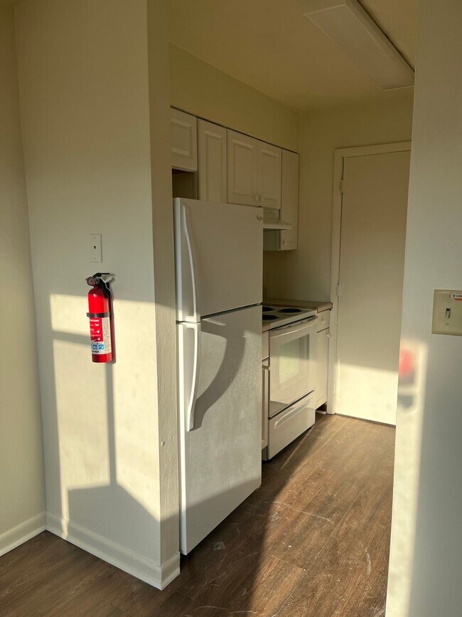 Building Photo - 2 Bedroom, 1 Bathroom Apartment