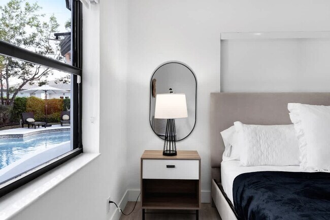 Building Photo - 704 NE 2nd St