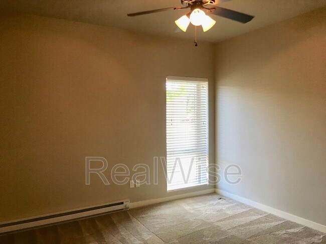 Building Photo - 502 SW Evergreen Ave