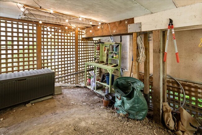 Building Photo - 2Bd/1.25Ba Seattle Townhouse