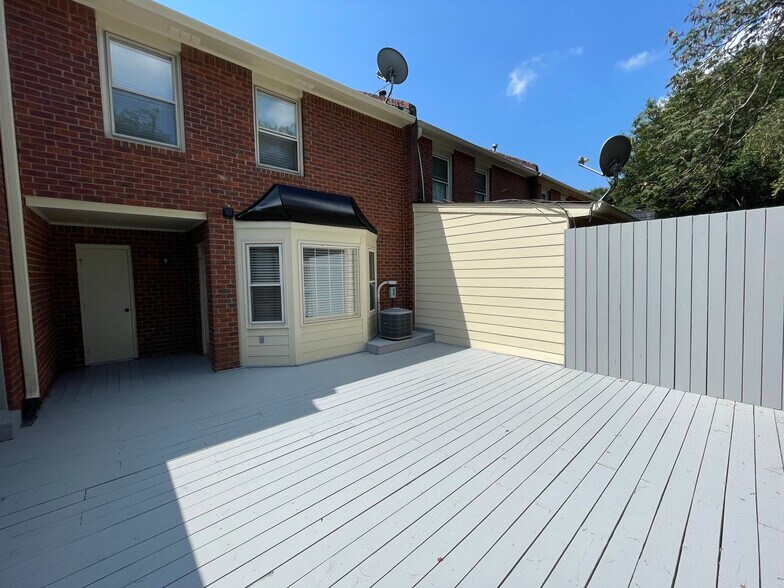 Deck - 880 Lenox Oaks Cir NE