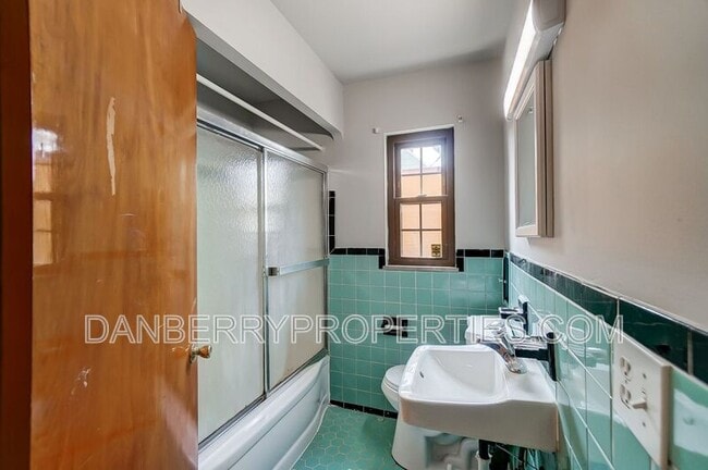 Building Photo - 347 Darrow Ave