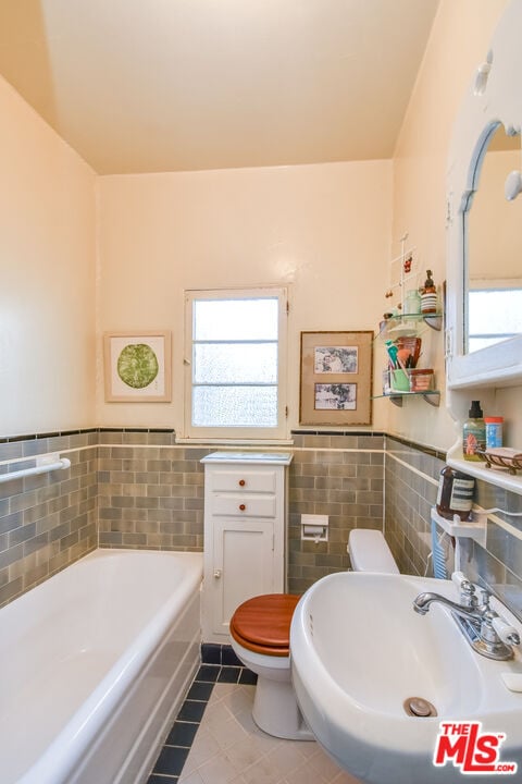 Building Photo - 8437 Waring Ave