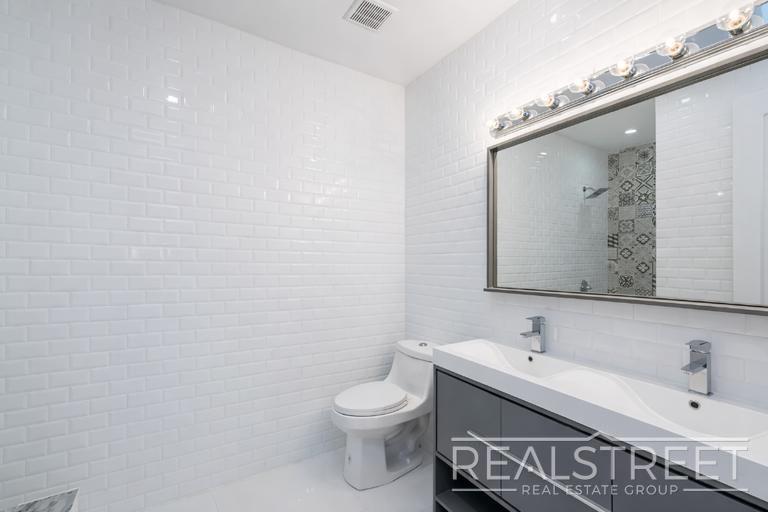 Building Photo - Stunning 3 BED 2 Bath Floor-Thru in Bed Stuy