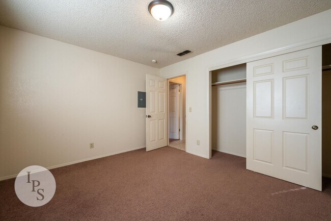 Building Photo - Colett:7579