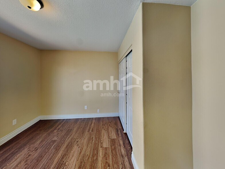 Building Photo - 203 Mariposa Way