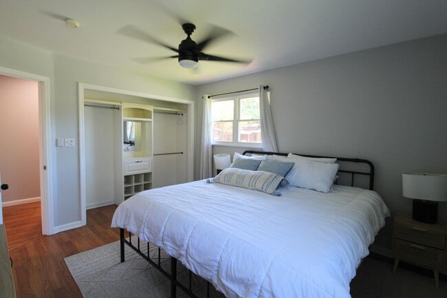 Building Photo - Bright & Spacious 2-Bedroom Home in Massanutten