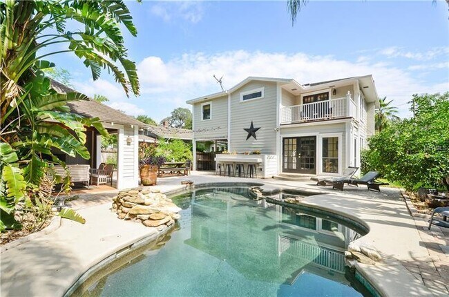 Building Photo - Amazing 4 BR Pool home in the heart of Tho...