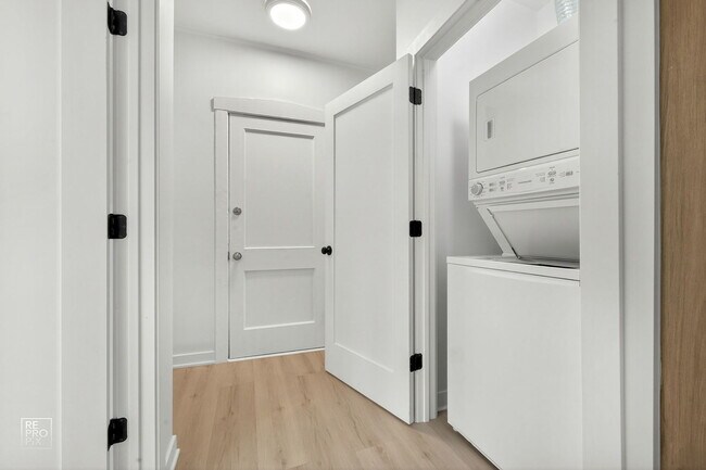 Building Photo - 6975 N Bell Ave