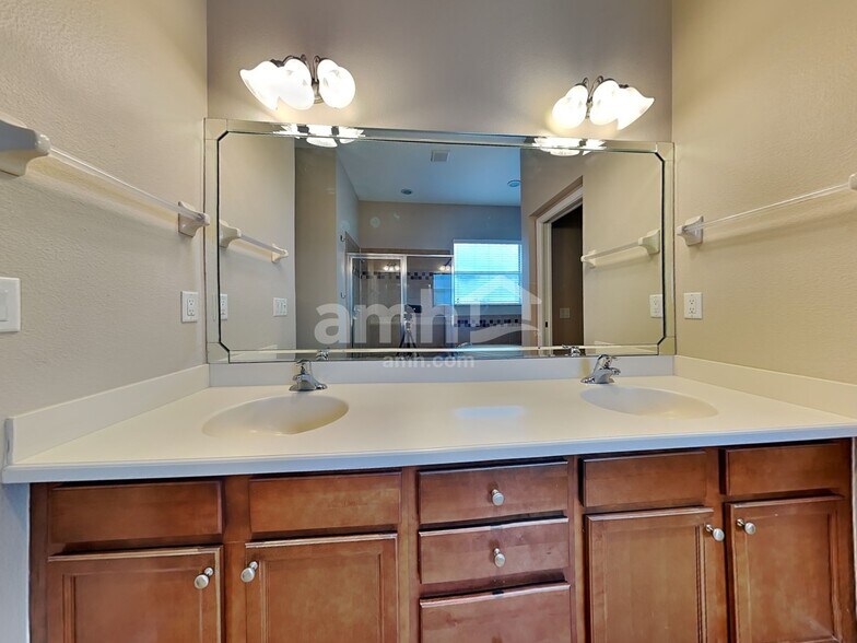 Building Photo - 5402 Coral Shell Way