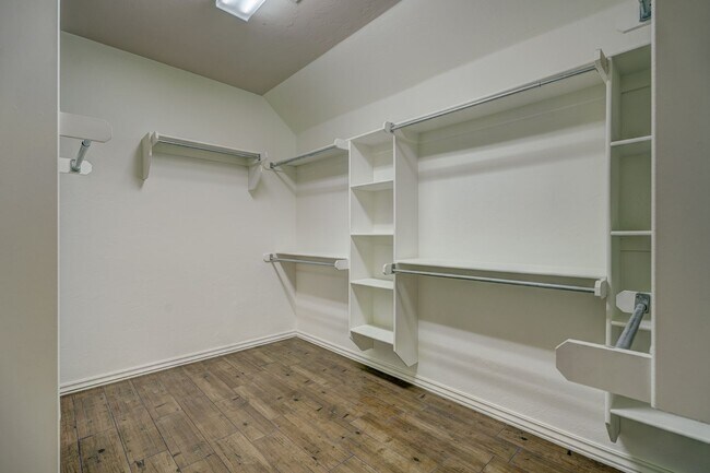 Building Photo - Stunning 3 Bedroom Home with Fireplace, Community Amenities & Open Floor Plan