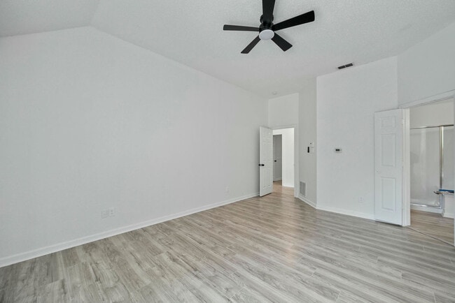 Building Photo - 1100 Hyde Park Dr