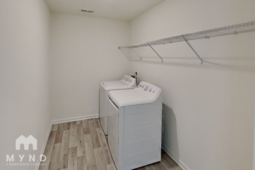 Building Photo - 354 Rayland St