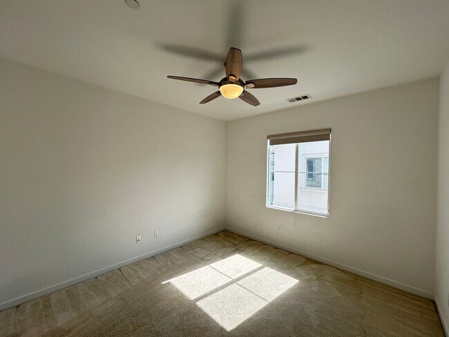 Building Photo - Stunning 4 Bedroom 3 Bath Plus Loft Home in Costa Mesa