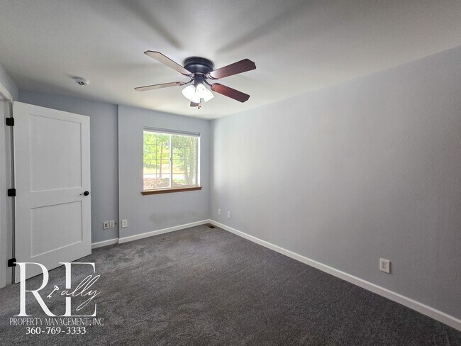 Building Photo - Comfortable 3-Bed Bremerton Home with Balc...