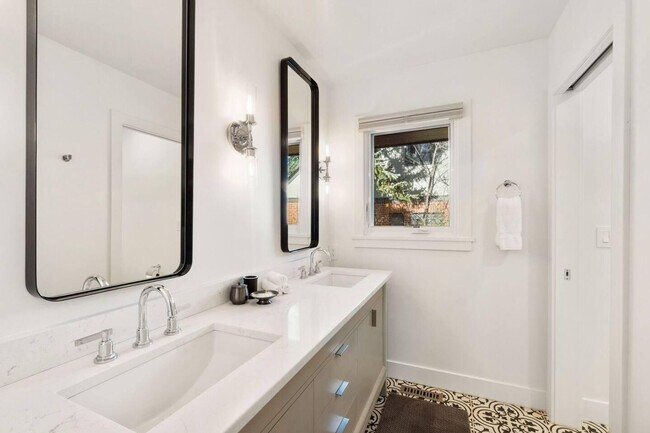 Building Photo - 1500 W Mulberry St