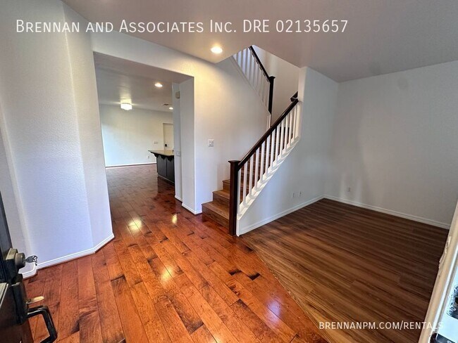 Building Photo - 3 bed, 2.5 bath Townhome, 2 Car Garage, Ea...