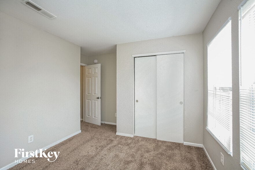 Building Photo - 1315 Shadetree Ln