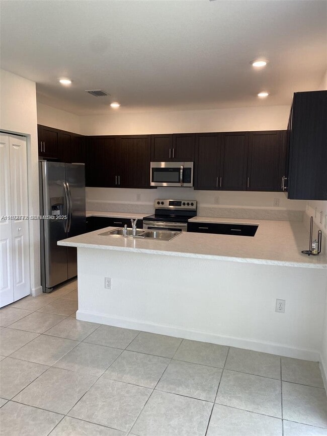 Building Photo - 2712 SE 15th Ct