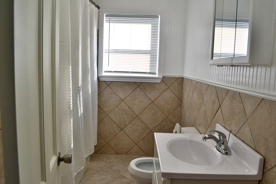 Upstairs Bathroom - 1007 Bawcom St