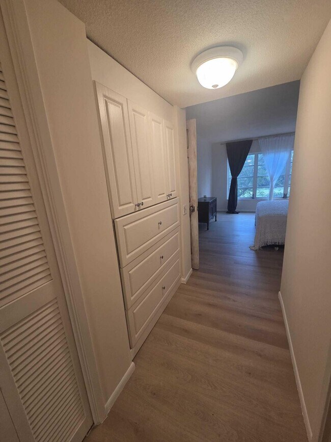 Building Photo - 3150 N Palm Aire Dr