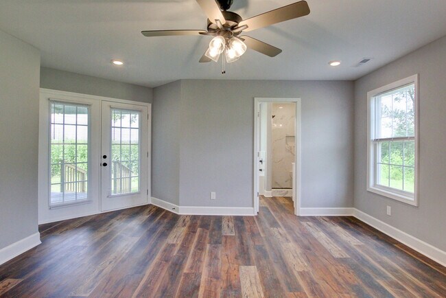 Building Photo - 133 Riverbend Dr