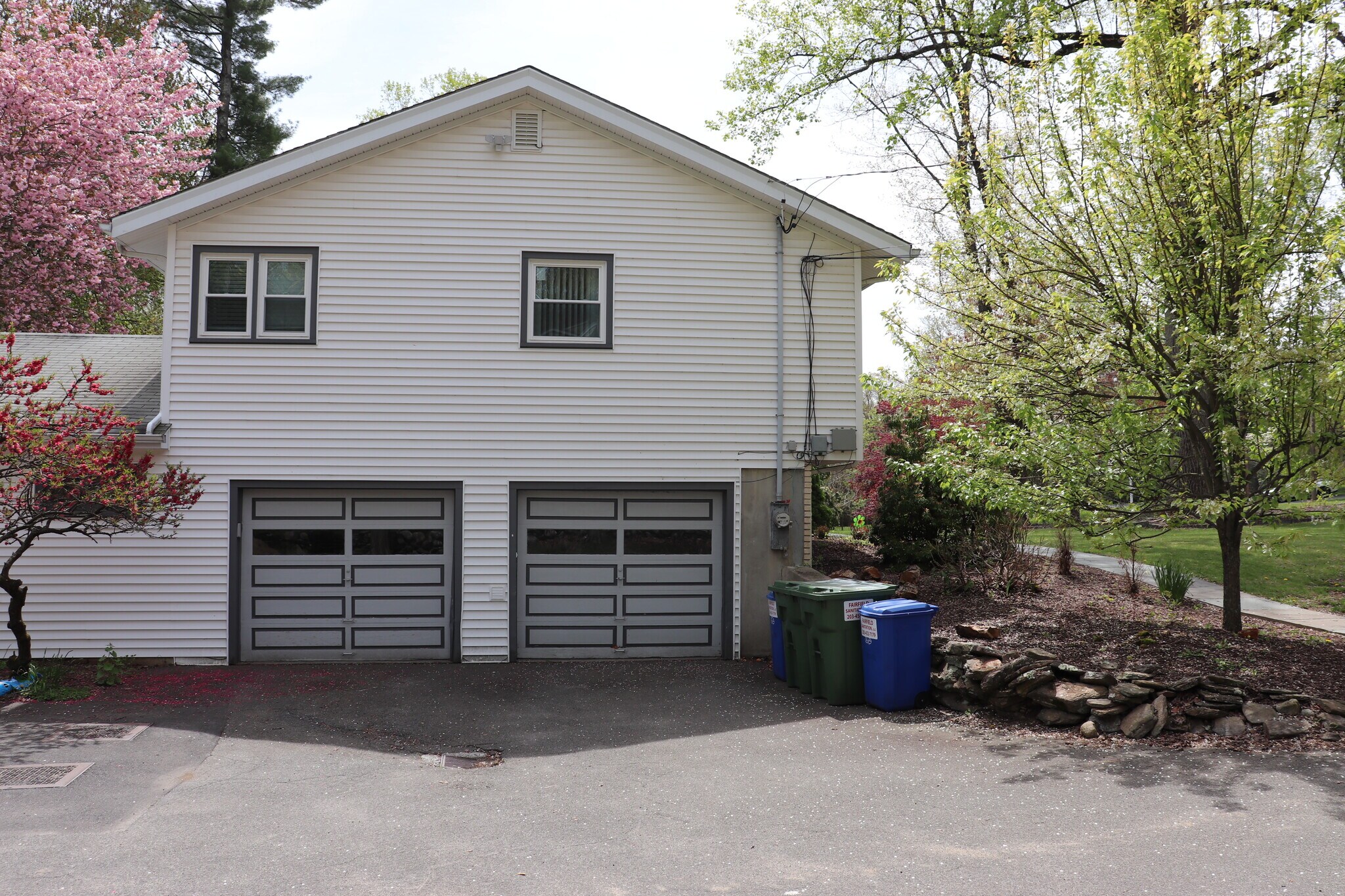 Building Photo - 442 Surrey Ln