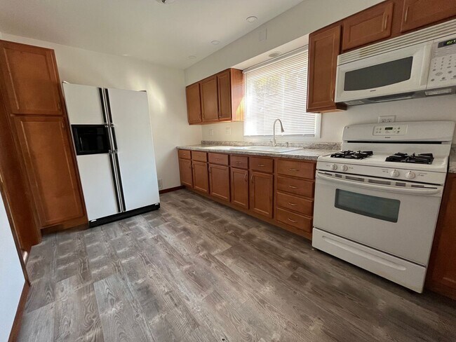 Building Photo - 3 Bedroom Homes available in Rockford