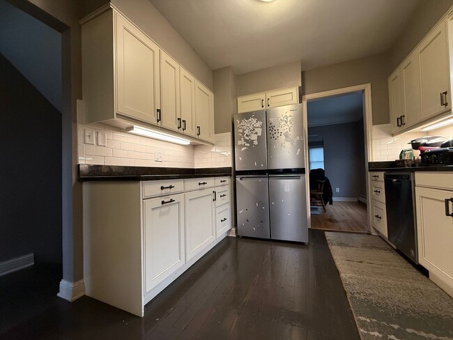 Building Photo - Stunning 5 Bed 2 Bath House Located in the...