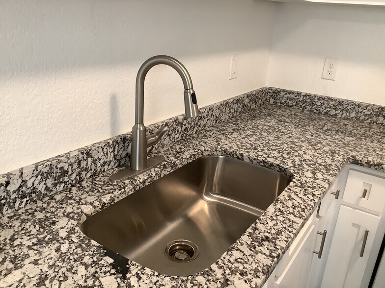 Villa De Leon Apartments 10 De Leon Dr El Paso TX 79912 Apartment