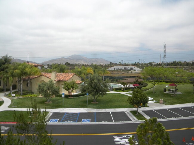 Building Photo - Wonderful Eastlake Townhome, 3 bedroom, 2....