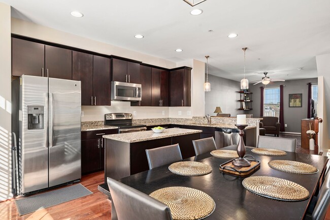 Building Photo - Luxury 3-Bed, 4-Bath Townhouse with Modern Amenities