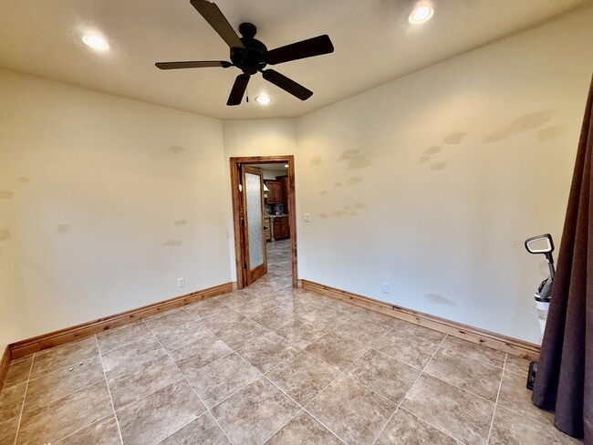 Building Photo - 6819 S Greenfield Way