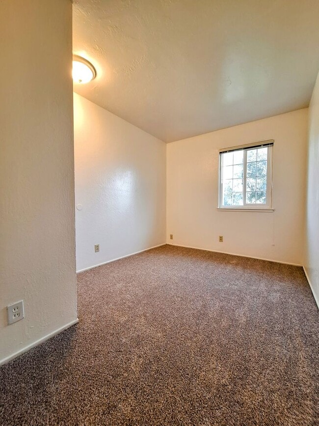 Building Photo - Refurbished 3bd Townhouse Style Apartment