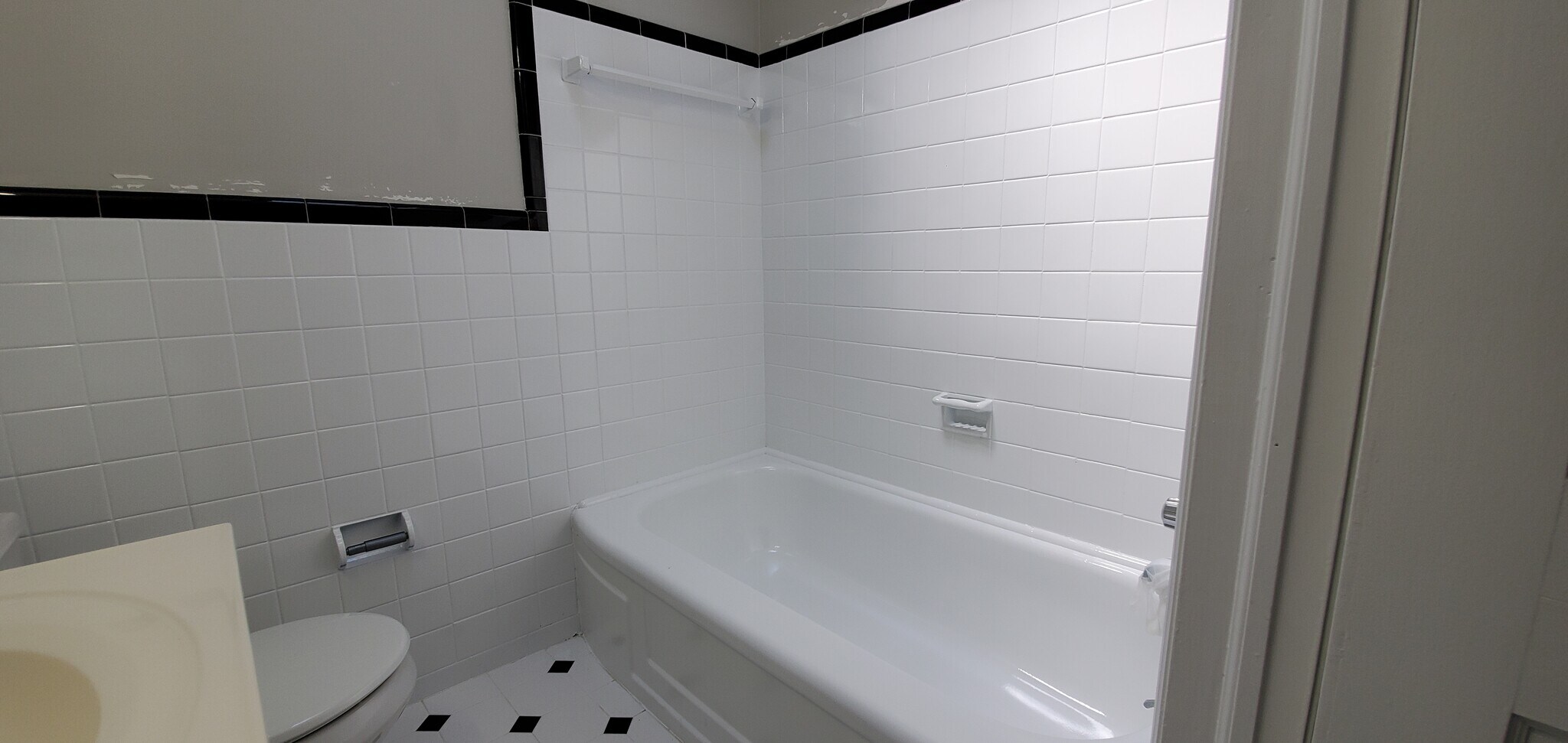 Building Photo - 717 Surrey Ln