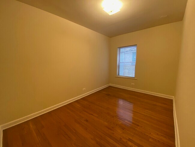 Building Photo - 1345 1/2 W Touhy Ave