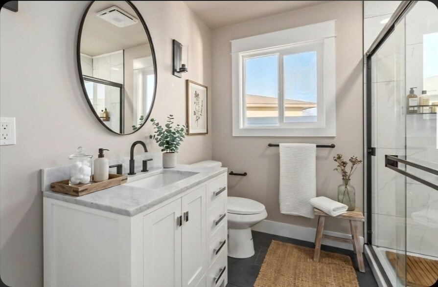 Building Photo - 604 W Crest Dr