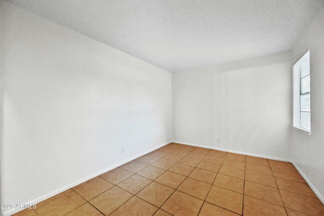 Building Photo - 725 E Vogel Ave