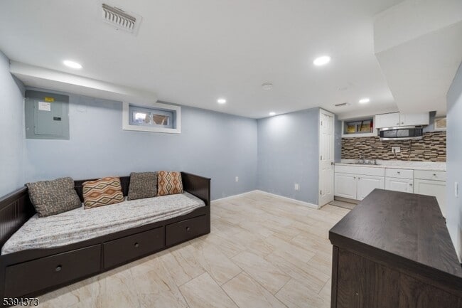 Building Photo - 125 Meisel Ave