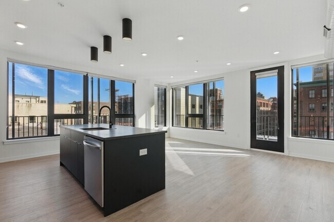 Building Photo - 500 N 13th St
