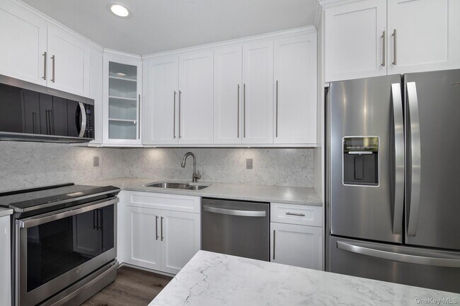 Building Photo - 725 Greenbriar Dr